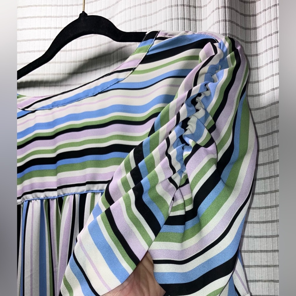 Torrid Harper Georgette Ruched Short
Sleeve Blouse size 4 - Picture 12 of 15